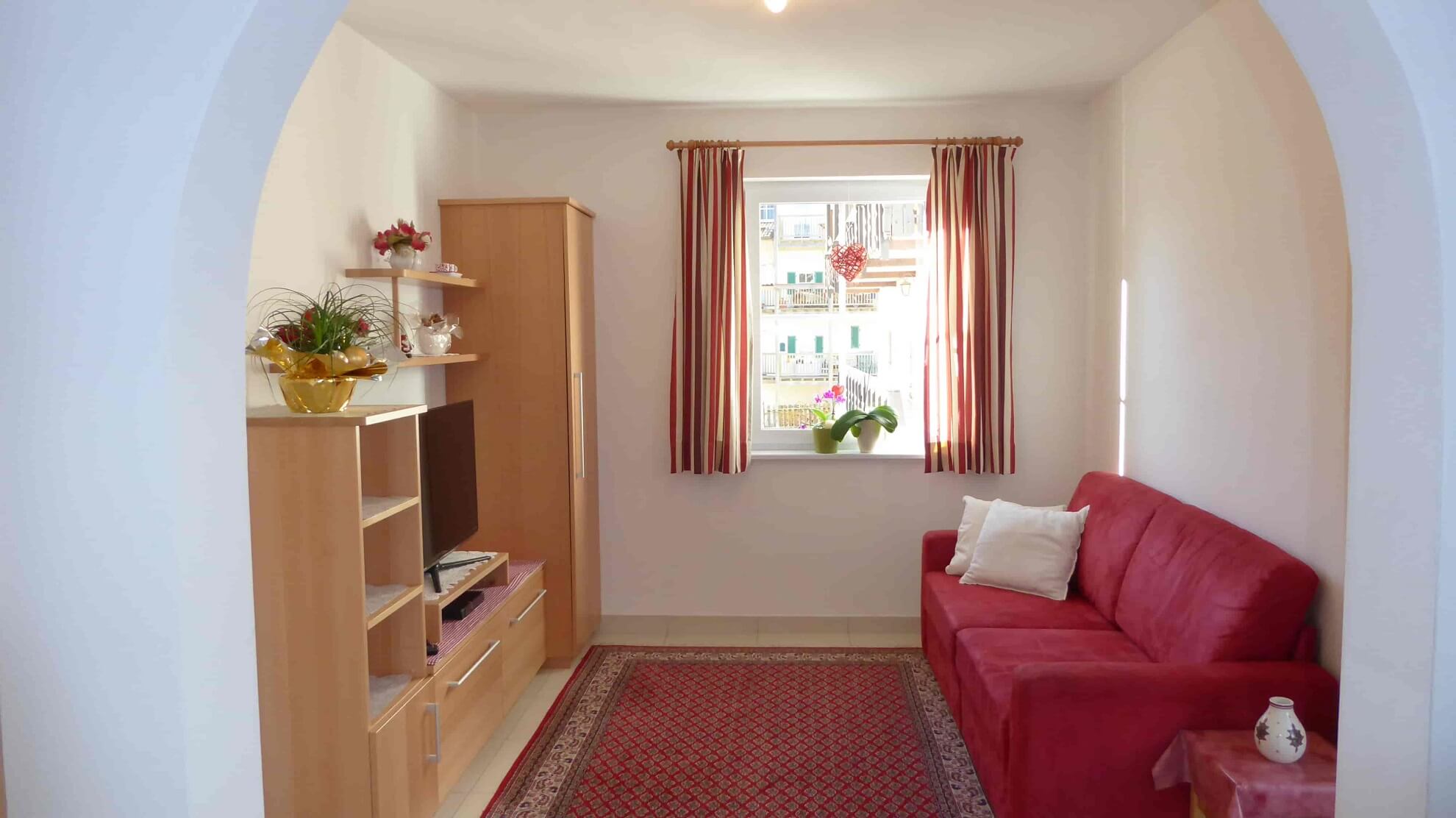 Wohnzimmer mit ausziehbarem Sofa Ferienwohnung Alexander