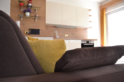 Couch in der Küche mit Wohnraum