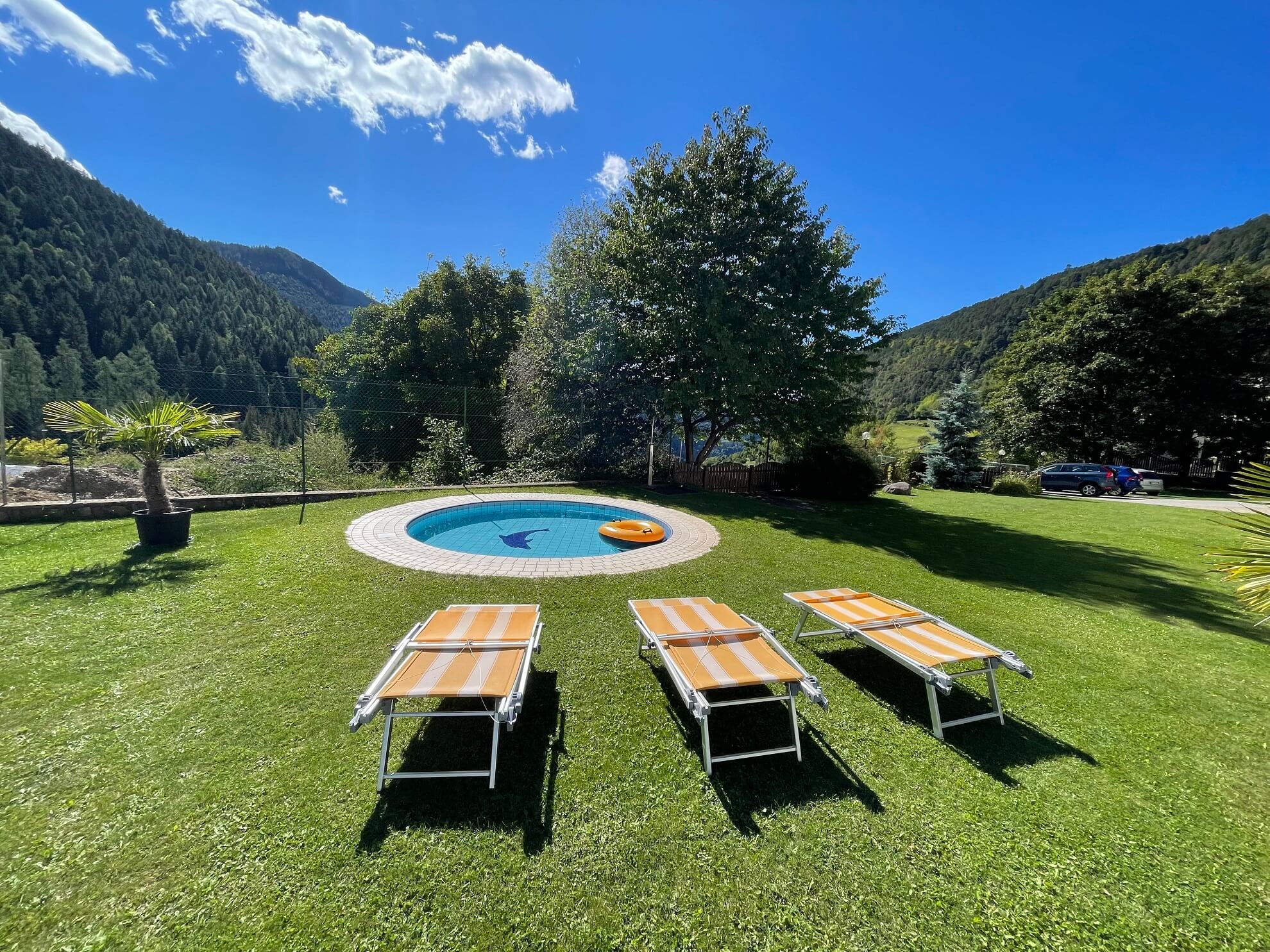 Pool für Kinder in der Nähe der Weinberge