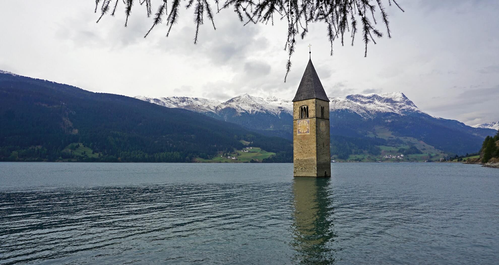 Der Reschensee mit Kirchturm